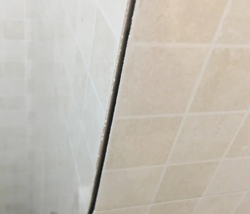 怀集瓷砖空鼓维修公司分享阳台瓷砖脱落的修复过程可以分为以下几个步骤