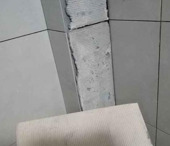 怀集瓷砖空鼓维修公司分享下厨房瓷砖脱落的补救措施。
